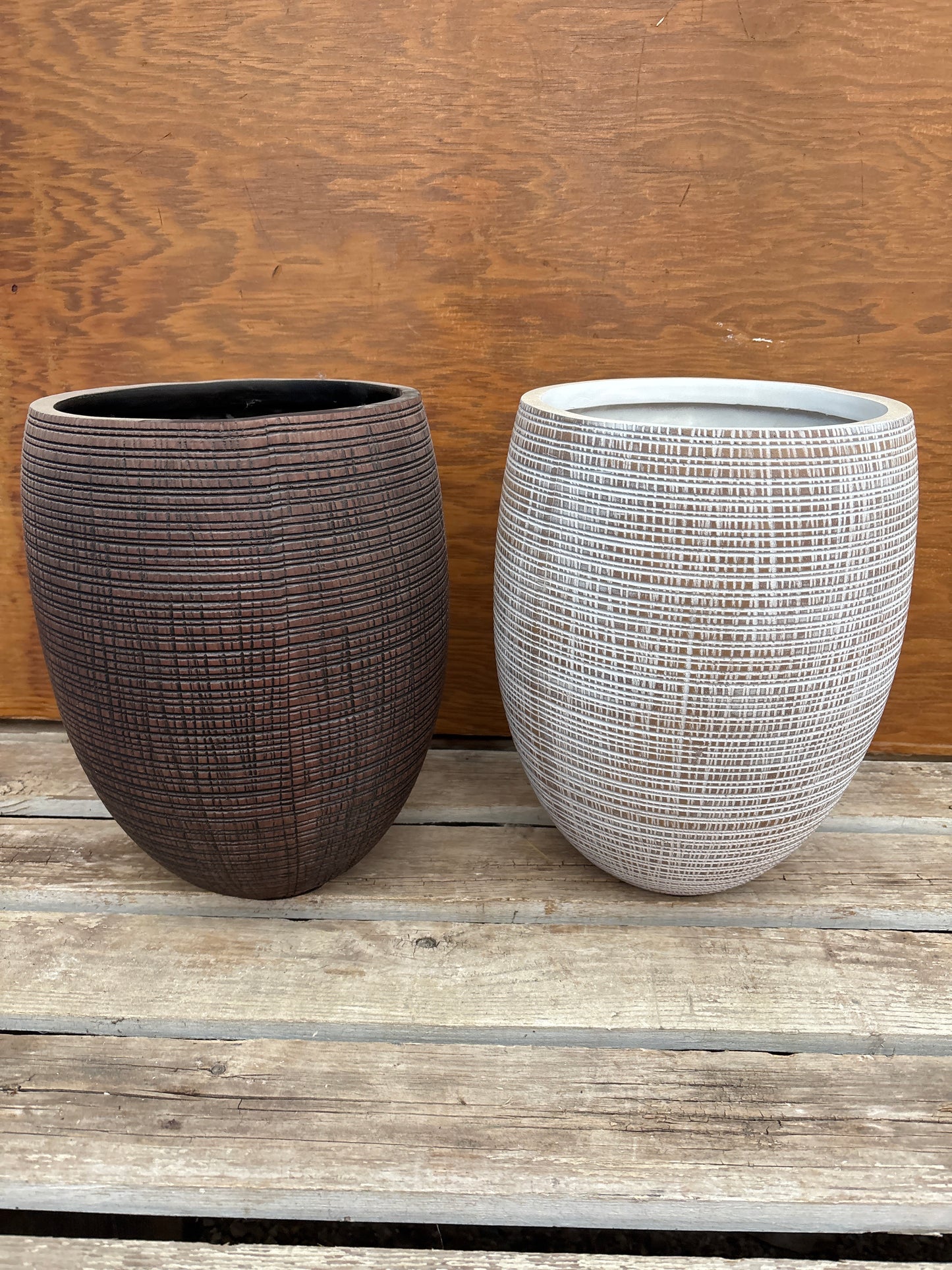 Pot with lines