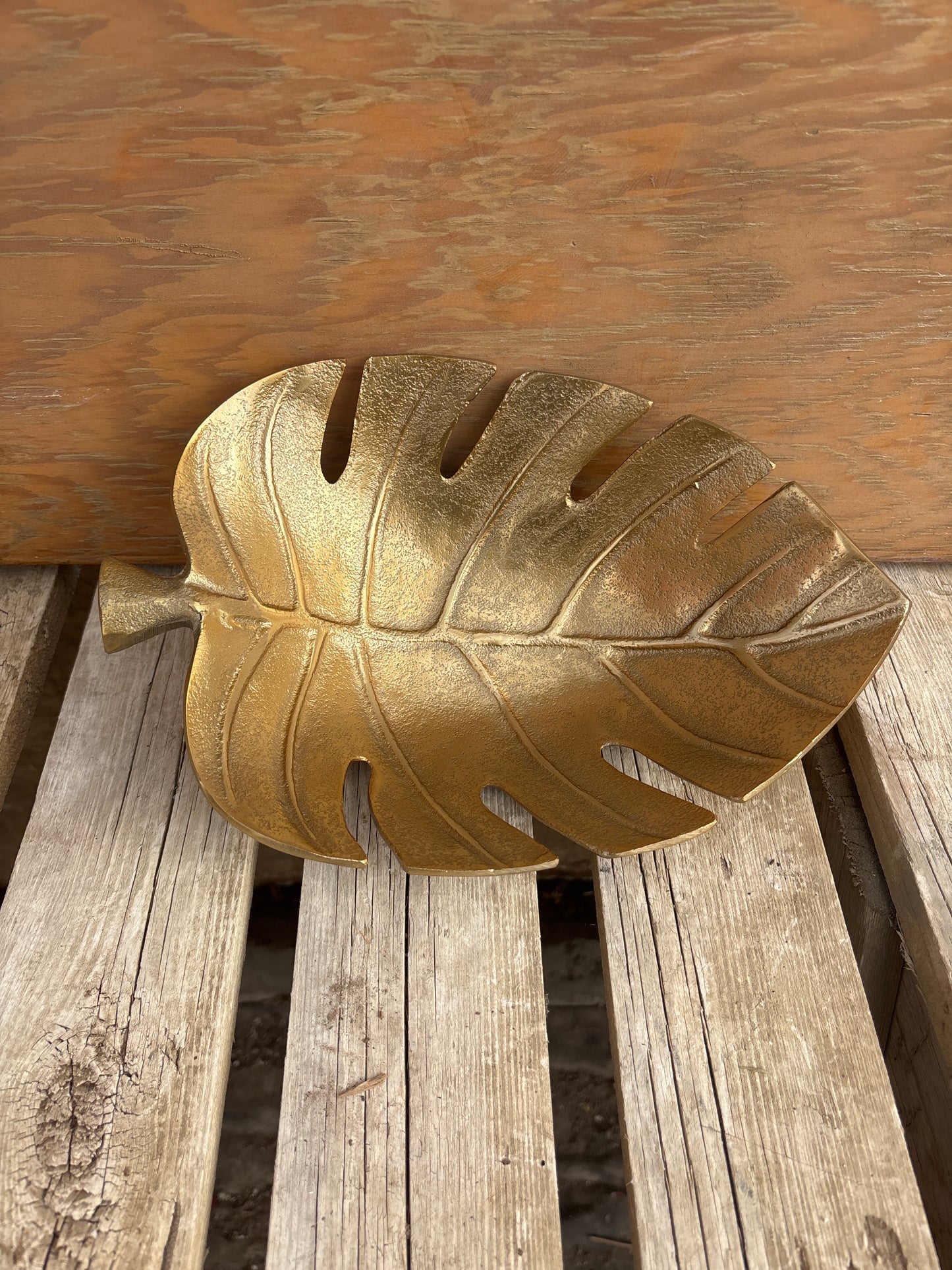 Monstera leaf bowl