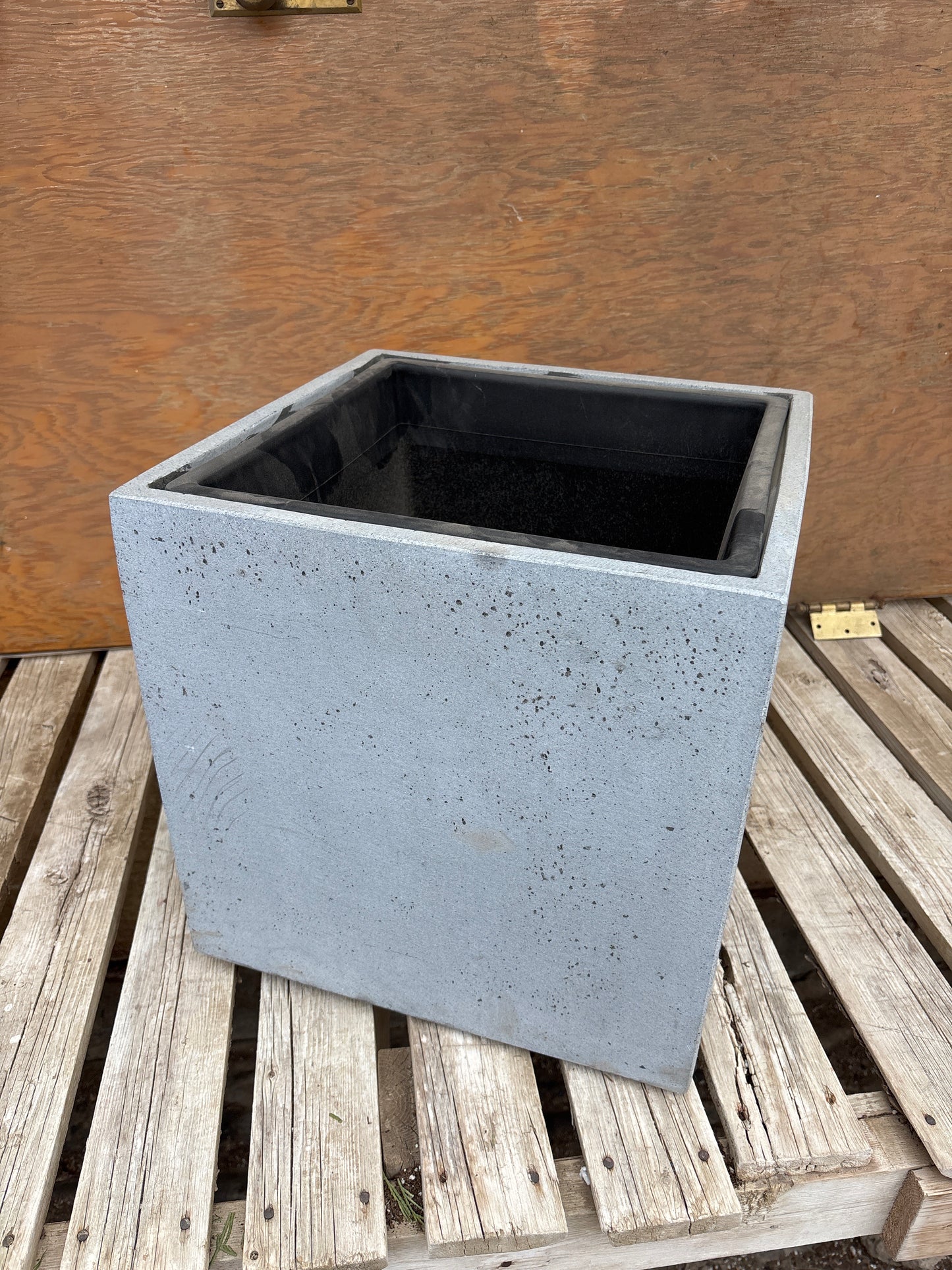 Aria square cement planter with insert