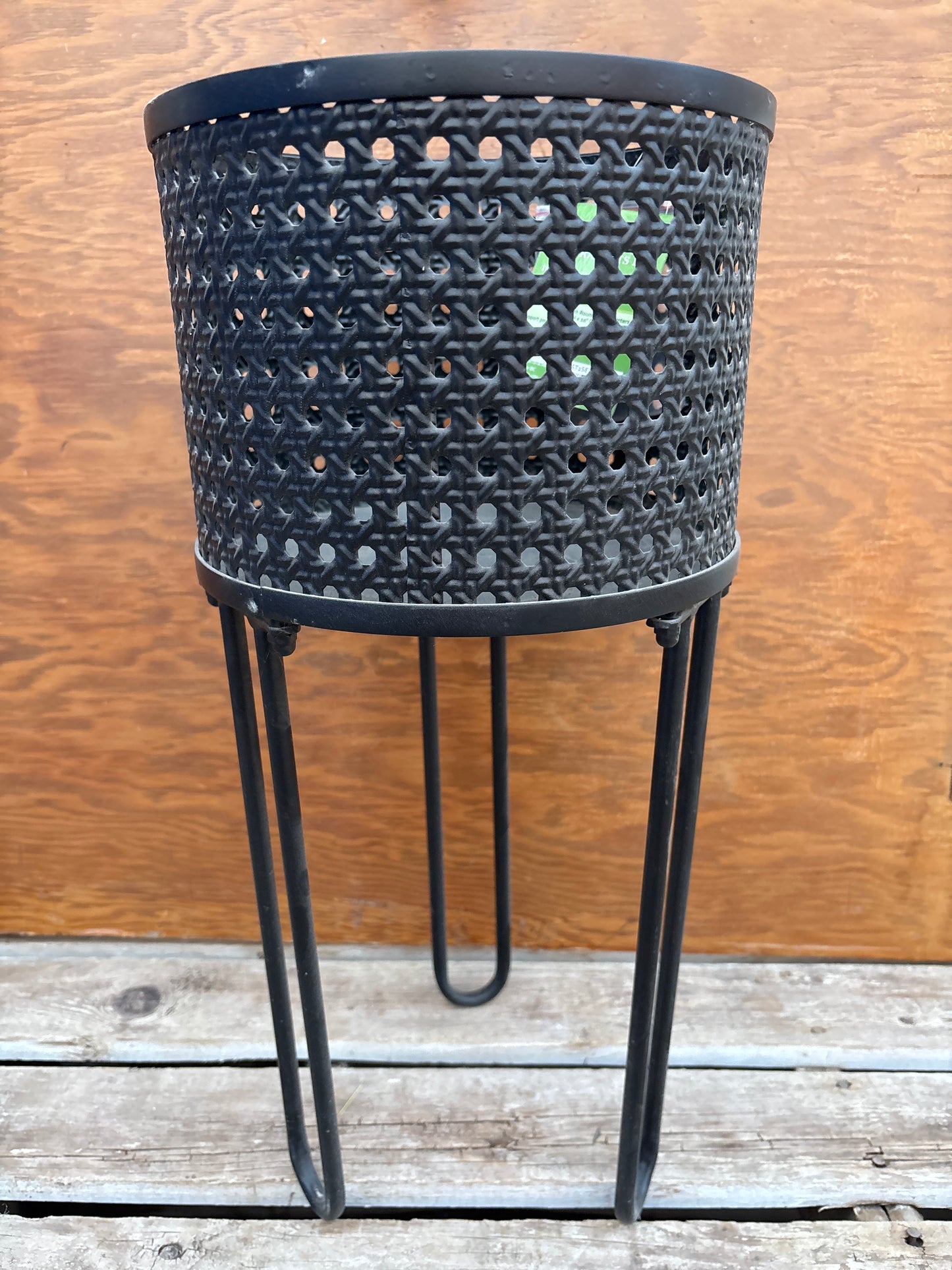 Round mesh planter with plant stand