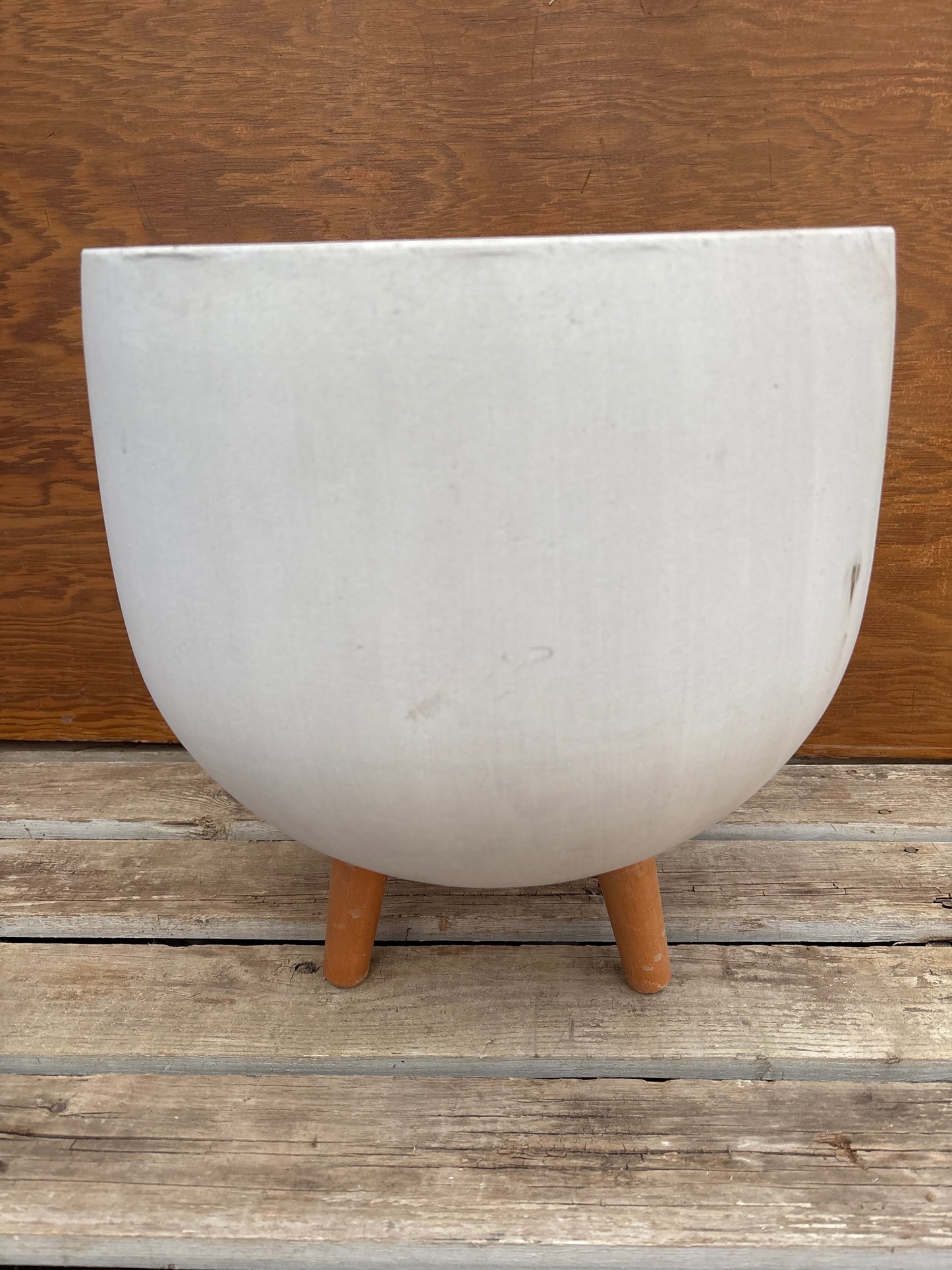 Concrete pot with legs