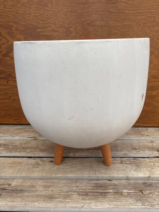 Concrete pot with legs