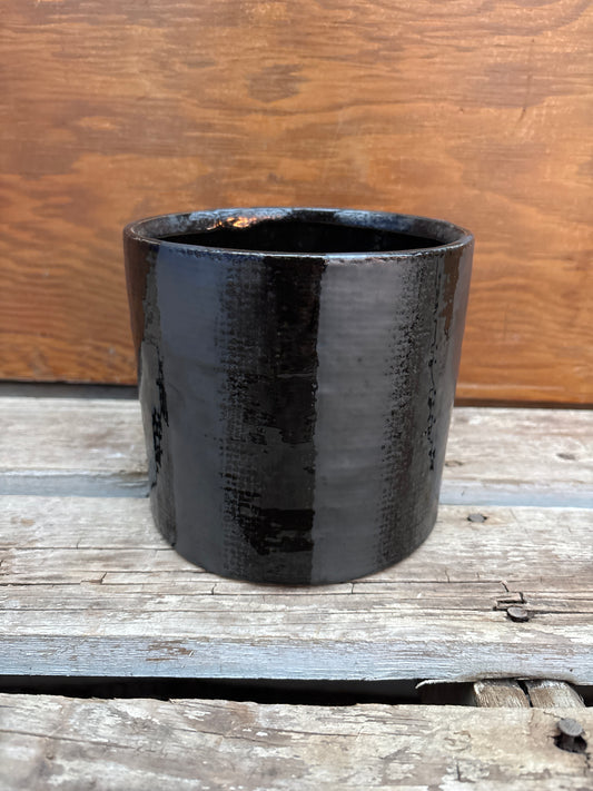 Black shiny and matte pot