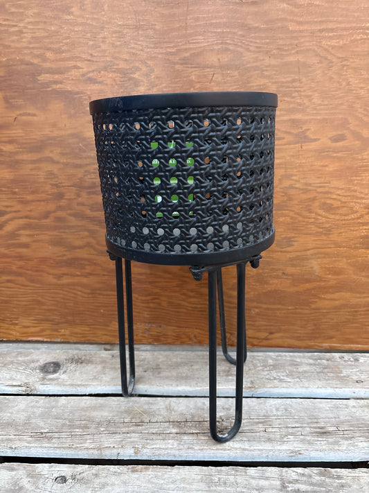 Plant stand with round mesh planter