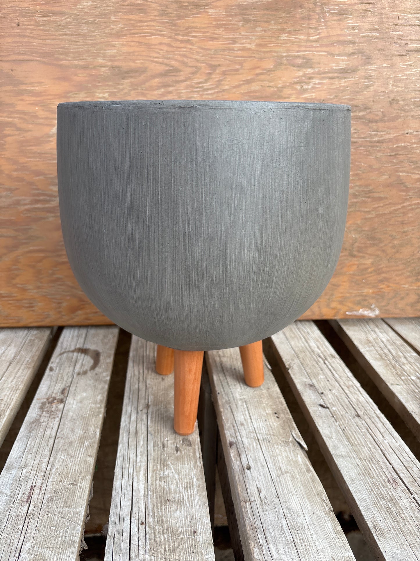 Concrete pot with legs