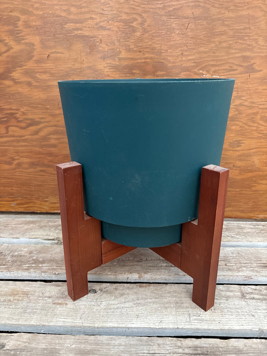 Blue pot with stand